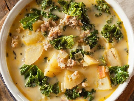 Италианска супа Zuppa Toscana с наденица, червени картофи и вино - снимка на рецептата